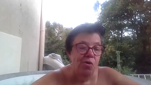 Snapshot of Vandeae44 chatting on June 24, 7:35 pm Vandeae44 online show from June 24, 7:35 pm