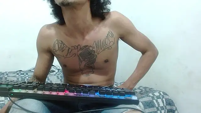 Snapshot of damian_bottom_bigcock chatting on December 12, 12:05 am damian bottom bigcock online show from December 12, 12:05 am