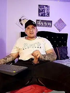 Snapshot of tony_landri chatting on October 10, 2:43 am tony landri online show from October 10, 2:43 am