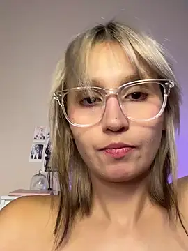 Snapshot of bigbabykiki chatting on October 1, 9:04 am bigbabykiki online show from October 1, 9:04 am
