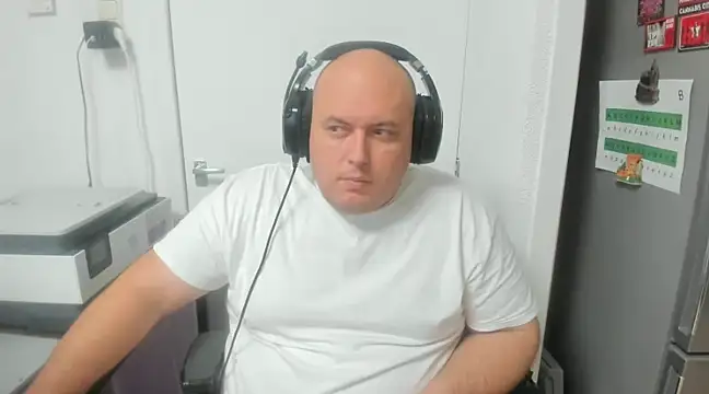 Snapshot of BigromeoXX chatting on December 11, 9:12 pm BigromeoXX online show from December 11, 9:12 pm