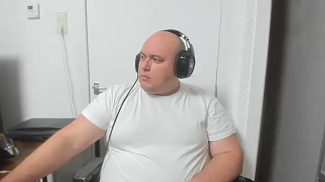 Snapshot of BigromeoXX chatting on December 27, 7:03 pm BigromeoXX online show from December 27, 7:03 pm