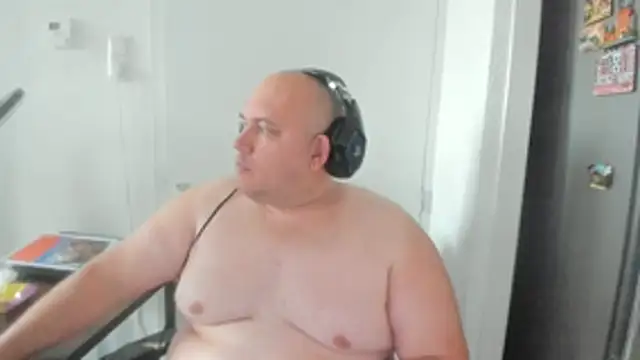 Snapshot of BigromeoXX chatting on October 31, 3:13 pm BigromeoXX online show from October 31, 3:13 pm