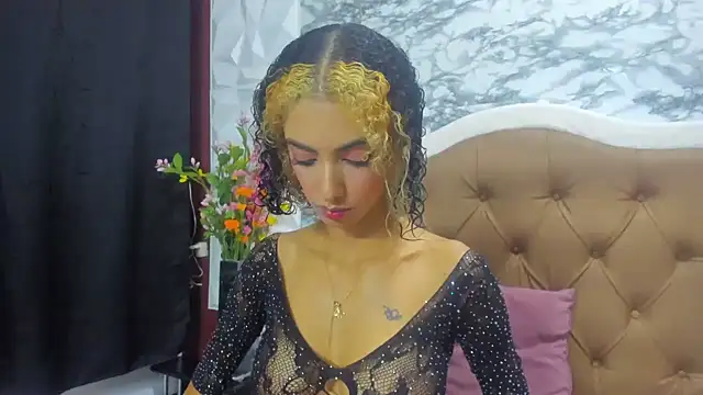 Snapshot of Queen_Cuarxxo chatting on December 16, 11:39 pm Queen Cuarxxo online show from December 16, 11:39 pm