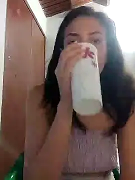 aurelialux online show from February 8, 9:15 pm