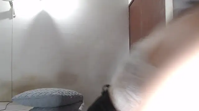 aurelialux online show from March 6, 9:31 pm