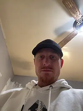 Snapshot of bigred0808 chatting on February 8, 9:07 pm bigred0808 online show from February 8, 9:07 pm