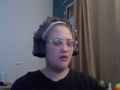 Snapshot of lolalicious_7583 chatting on January 19, 2:04 am lolalicious 7583 online show from January 19, 2:04 am