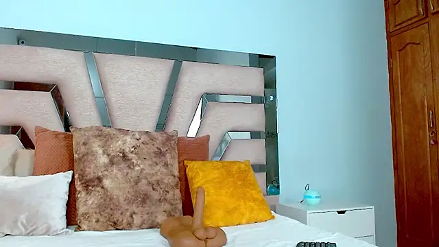 cintia hills online show from January 22, 5:26 am