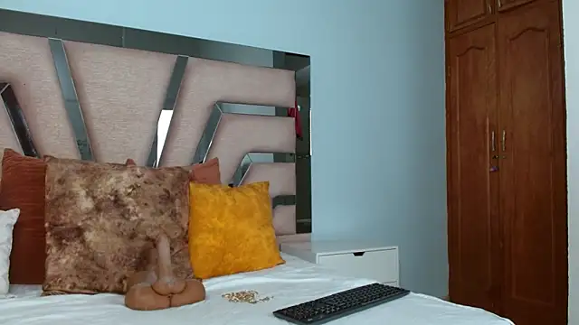 cintia hills online show from February 11, 3:50 am