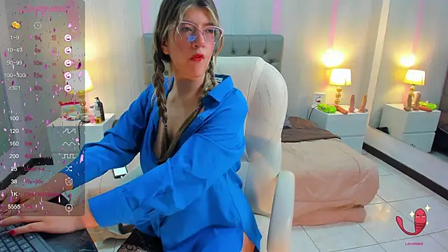 Snapshot of SEXMILLA_ chatting on February 17, 9:19 pm SEXMILLA  online show from February 17, 9:19 pm