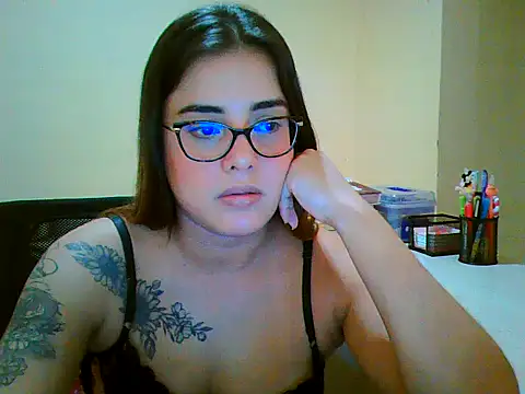 Snapshot of maliamiller chatting on February 24, 2:31 am maliamiller online show from February 24, 2:31 am