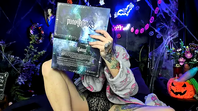 Snapshot of Purple_Coffin666 chatting on November 22, 10:25 am Purple Coffin666 online show from November 22, 10:25 am