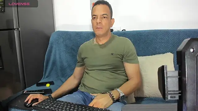 latinmartin73 online show from January 27, 1:48 am