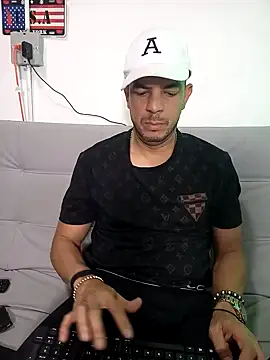 latinmartin73 online show from February 13, 1:29 am