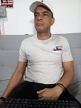 latinmartin73 online show from February 22, 4:29 am