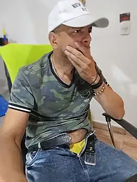 Snapshot of latinmartin73 chatting on July 13, 4:32 pm latinmartin73 online show from July 13, 4:32 pm