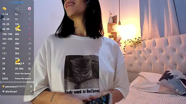 Snapshot of savagequeenbee7 chatting on December 26, 2:05 pm savagequeenbee7 online show from December 26, 2:05 pm