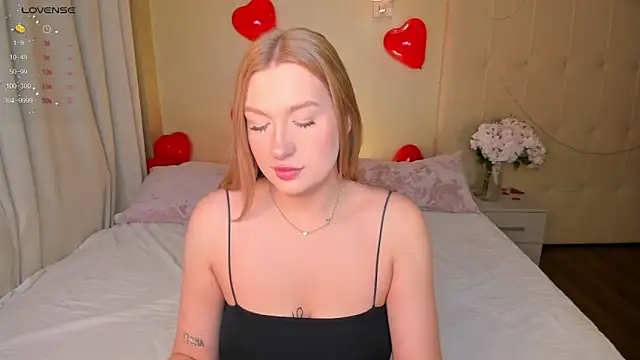 Emma  Leee online show from February 18, 12:59 am