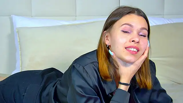 Snapshot of PollyLanders chatting on February 2, 9:34 pm PollyLanders online show from February 2, 9:34 pm