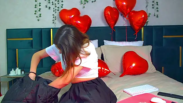 Snapshot of PollyLanders chatting on February 10, 6:35 pm PollyLanders online show from February 10, 6:35 pm