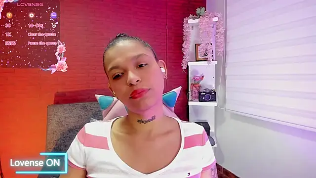 Snapshot of samantha_simur chatting on December 12, 12:38 am samantha simur online show from December 12, 12:38 am