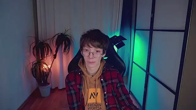 Snapshot of TommieH chatting on January 19, 5:48 am TommieH online show from January 19, 5:48 am