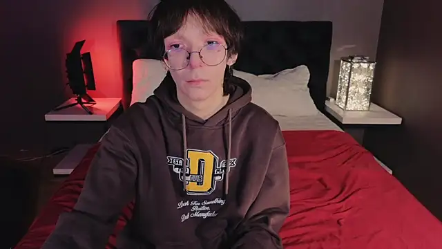 Snapshot of TommieH chatting on February 1, 5:49 am TommieH online show from February 1, 5:49 am