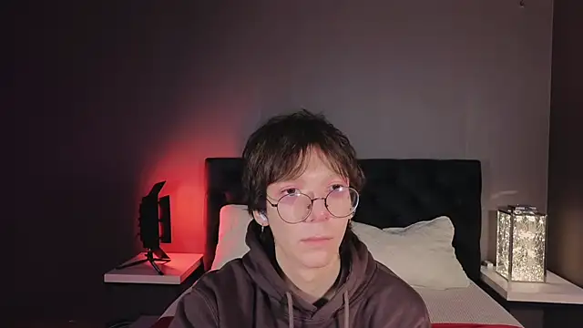 Snapshot of TommieH chatting on February 1, 9:32 am TommieH online show from February 1, 9:32 am