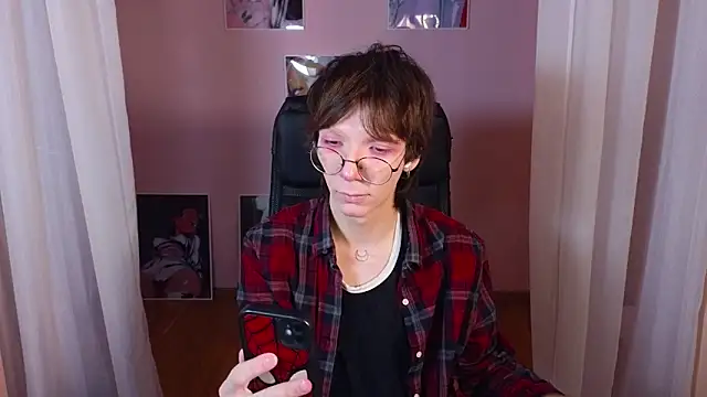 Snapshot of TommieH chatting on February 5, 5:30 am TommieH online show from February 5, 5:30 am