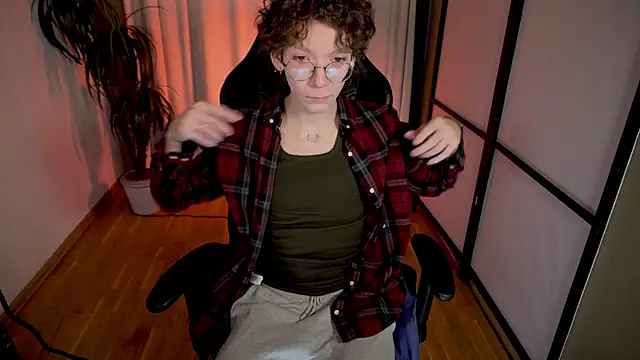 Snapshot of TommieH chatting on February 23, 5:45 am TommieH online show from February 23, 5:45 am