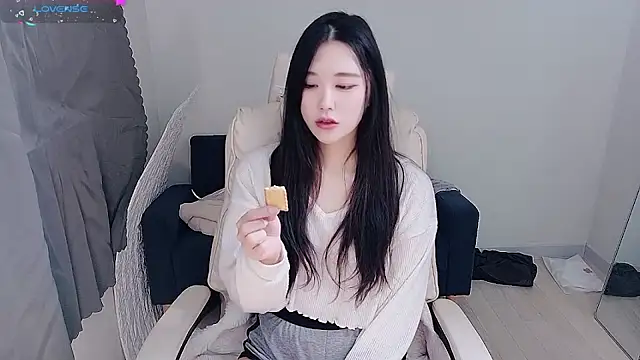 who Lilly online show from December 4, 12:03 pm