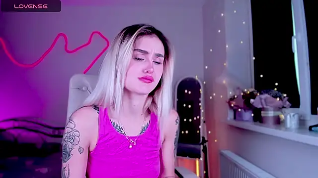 Snapshot of _Ravenaa chatting on December 7, 12:56 pm  Ravenaa online show from December 7, 12:56 pm