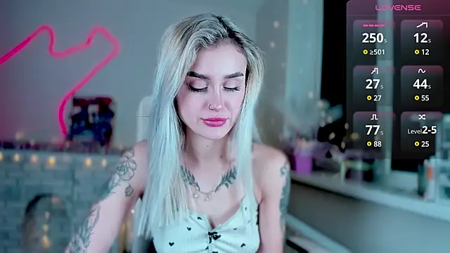 Snapshot of _Ravenaa chatting on December 14, 12:55 pm  Ravenaa online show from December 14, 12:55 pm