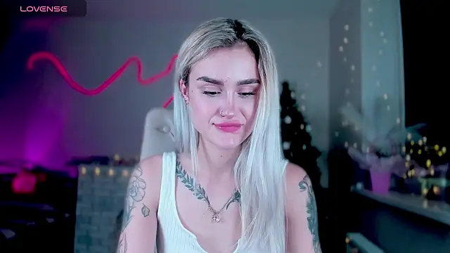 Snapshot of _Ravenaa chatting on December 20, 1:43 pm  Ravenaa online show from December 20, 1:43 pm