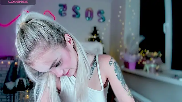 Snapshot of _Ravenaa chatting on December 23, 7:09 pm  Ravenaa online show from December 23, 7:09 pm