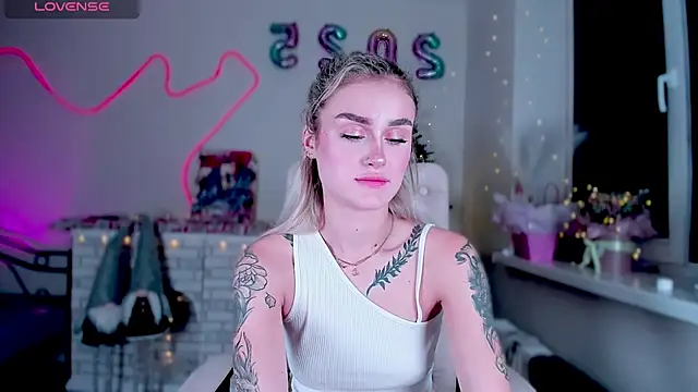 Snapshot of _Ravenaa chatting on December 23, 10:12 pm  Ravenaa online show from December 23, 10:12 pm