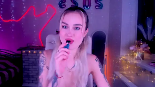 Snapshot of _Ravenaa chatting on February 3, 1:51 pm  Ravenaa online show from February 3, 1:51 pm