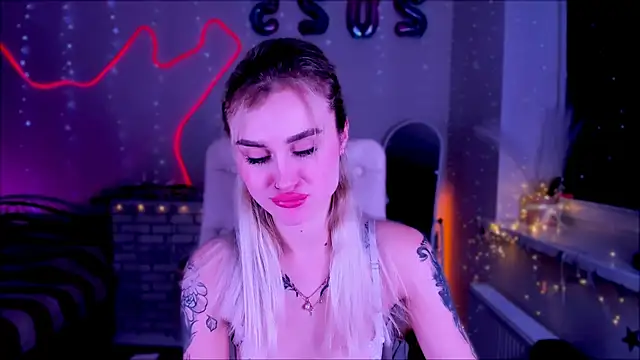 Snapshot of _Ravenaa chatting on February 6, 5:51 pm  Ravenaa online show from February 6, 5:51 pm