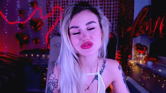 Snapshot of _Ravenaa chatting on February 9, 11:04 am  Ravenaa online show from February 9, 11:04 am