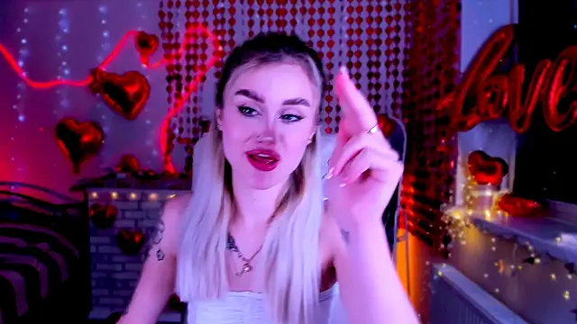 Snapshot of _Ravenaa chatting on February 10, 11:36 am  Ravenaa online show from February 10, 11:36 am