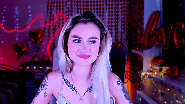 Snapshot of _Ravenaa chatting on February 19, 10:12 am  Ravenaa online show from February 19, 10:12 am