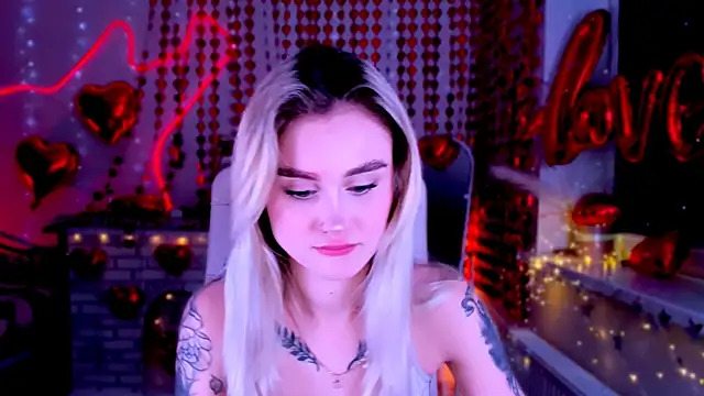 Snapshot of _Ravenaa chatting on February 19, 1:17 pm  Ravenaa online show from February 19, 1:17 pm