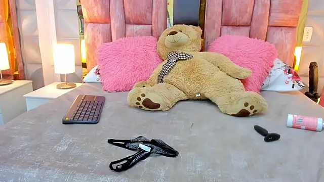 valentinasu1 online show from March 11, 4:40 pm