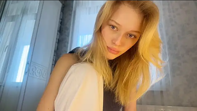 Evvie Summn1 online show from March 1, 4:04 am