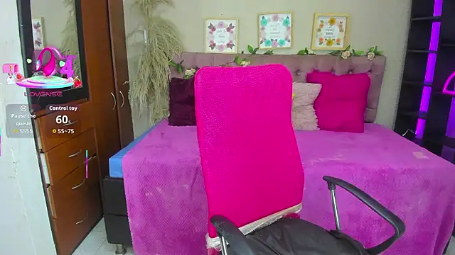 Snapshot of Lia_Keen chatting on November 5, 8:09 pm Lia Keen online show from November 5, 8:09 pm