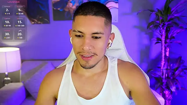 Snapshot of Aaronfox_x chatting on January 6, 5:52 am Aaronfox x online show from January 6, 5:52 am