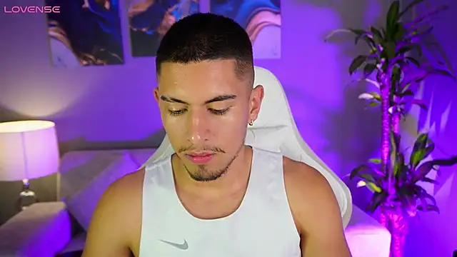 Snapshot of Aaronfox_x chatting on January 8, 2:35 am Aaronfox x online show from January 8, 2:35 am