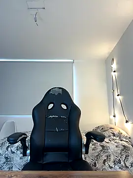 Elizabeth Dupont online show from November 25, 7:25 pm