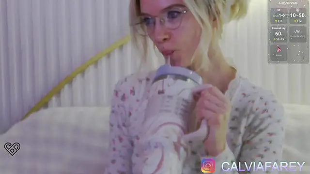 calviafarey online show from February 13, 12:17 am